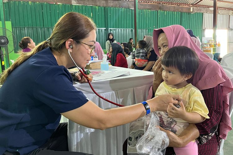Tim dokter dari Fakultas Kedokteran Universitas Trisakti memeriksa kondisi kesehatan balita dalam rangkaian program Bulog Peduli Gizi di Desa Karangdawa, Kecamatan Margasari, Kabupaten Tegal, Jawa Tengah.