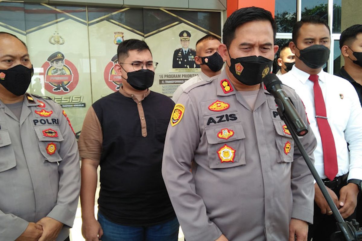 Kapolres Gresik AKBP Muhammad Nur Azis (depan), memberikan keterangan terkait penetapan tersangka kasus pria nikahi domba kepada awak media di halaman depan Mapolres Gresik, Jumat (1/7/2022). 