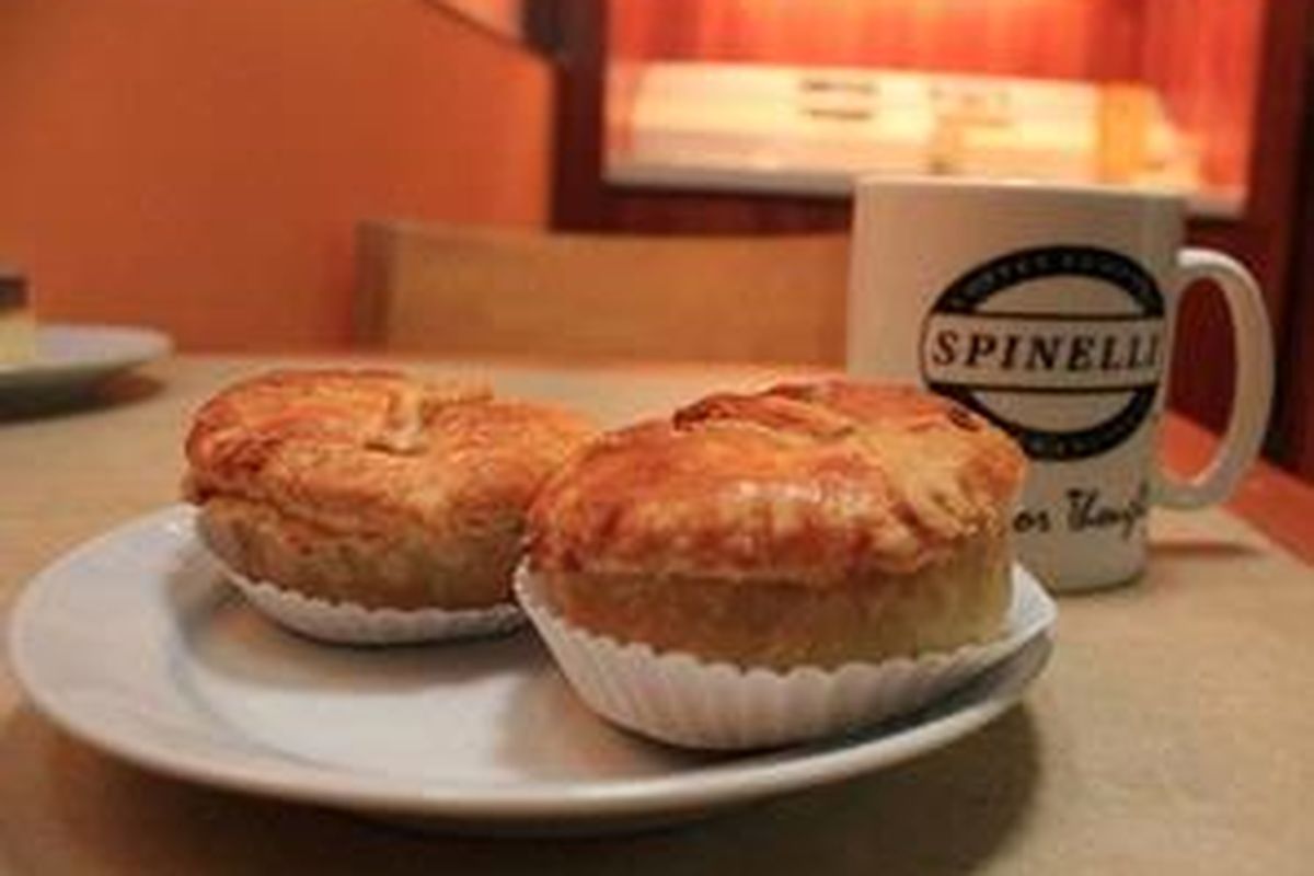 Ada berbagai menu makanan yang disajikan untuk menemani kopi.