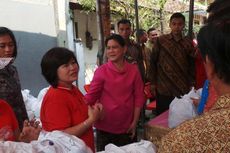 Jokowi Salami Warga, Iriana Sibuk Bagikan Sembako