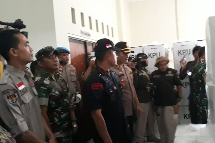 Kapolda Jabar dan Pangdam III/Siliwangi melakukan pemantauan perhitungan surat suara di tingkat Panitia Pemilihan Kecamatan (PPK) di Karawang, Sabtu (20/4/2019).
