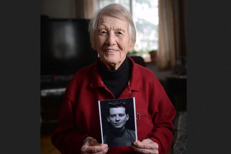 Isabel Crook, wanita warga negara Kanada kelahiran China berusia 104 tahun, yang mendapat penghargaan gelar kehormatan dari pemerintah China.