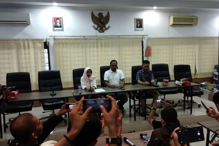 Tiga dari tujuh komisioner KPU Sulsel menggelar konferensi pers terkait pengunduran diri Misna M Attas sebagai Ketua KPU Sulse dan digantikan oleh Plt Ketua KPU Sulsel, Fatmawati, Senin (25/11/2019).