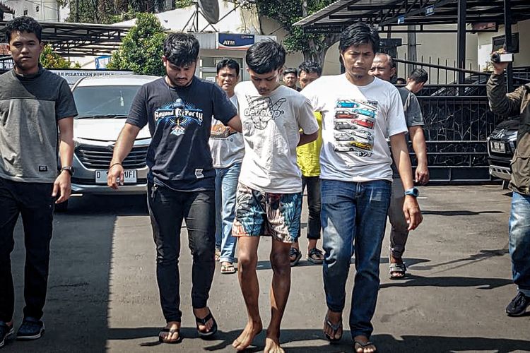 Polisi menggiring I (bercelana pendek), pemuda terduga pembunuh seorang perempuan yang mayatnya ditemukan mengambang di Sungai Citarum, Bandung Barat, Jawa Barat, Rabu (13/12/2023).