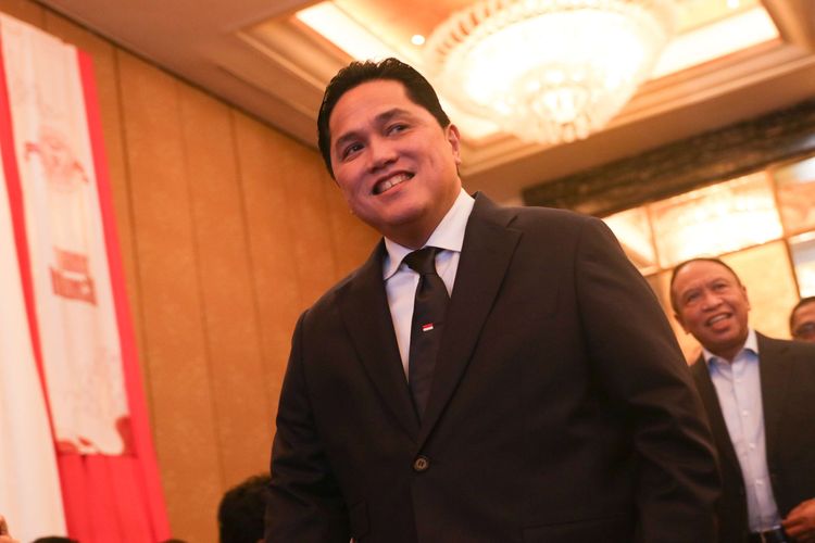 Ketua Umum PSSI Erick Thohir saat berjalan di lobi Hotel Mulia, Senayan, Jakarta Pusat, saat konferensi pers pelatih baru Timnas Indonesia, pada Minggu (12/1/2025).