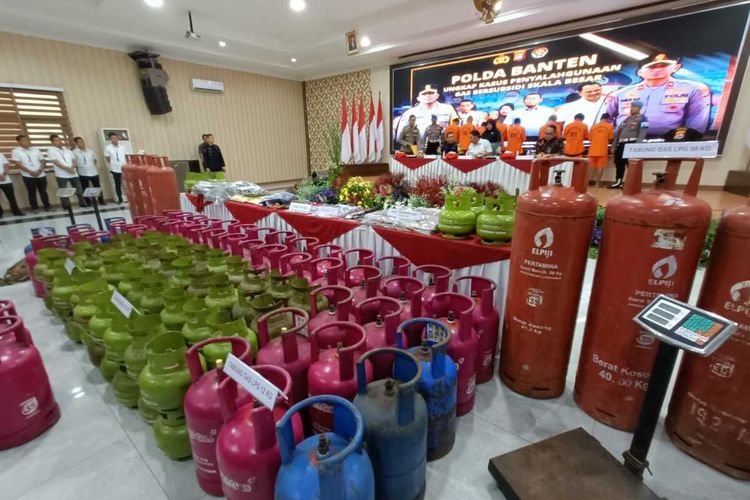 Barang bukti kasus pengoplosan tabung gas subsidi di Banten. Polda banten menangkap 8 tersangka di tempat bisnisnya di Karang Tengah, Kota tangerang.