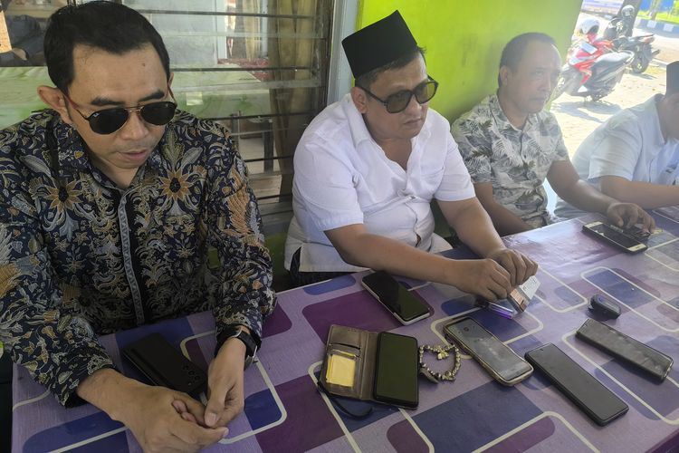 Dari kiri pengusaha migas, Mohammad Rudiyanto, Pengusaha Tembakau Khairul Umam dan Mantan Dirut PT. GSM Sampang Tamsul berdiskusi usai seminar migas dan tembakau di Universitas Madura, Senin (23/6/2025)