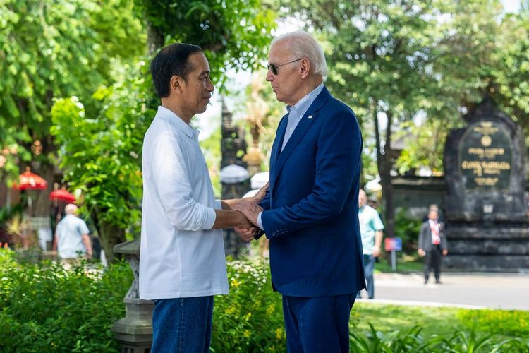 Presiden Indonesia Joko Widodo (kiri) dan Presiden Amerika Serikat Joe Biden (kanan) saat KTT G20 di Bali, 15-16 November 2022.