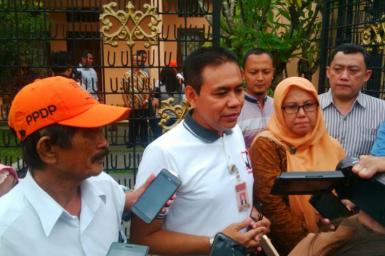 Ketua Divisi Partisipasi Masyarakat dan SDM KPU Provinsi Jateng, Diana Arianti (kanan) didampingi Ketua KPU Surakarta, Agus Sulistyo di Solo, Jawa Tengah.