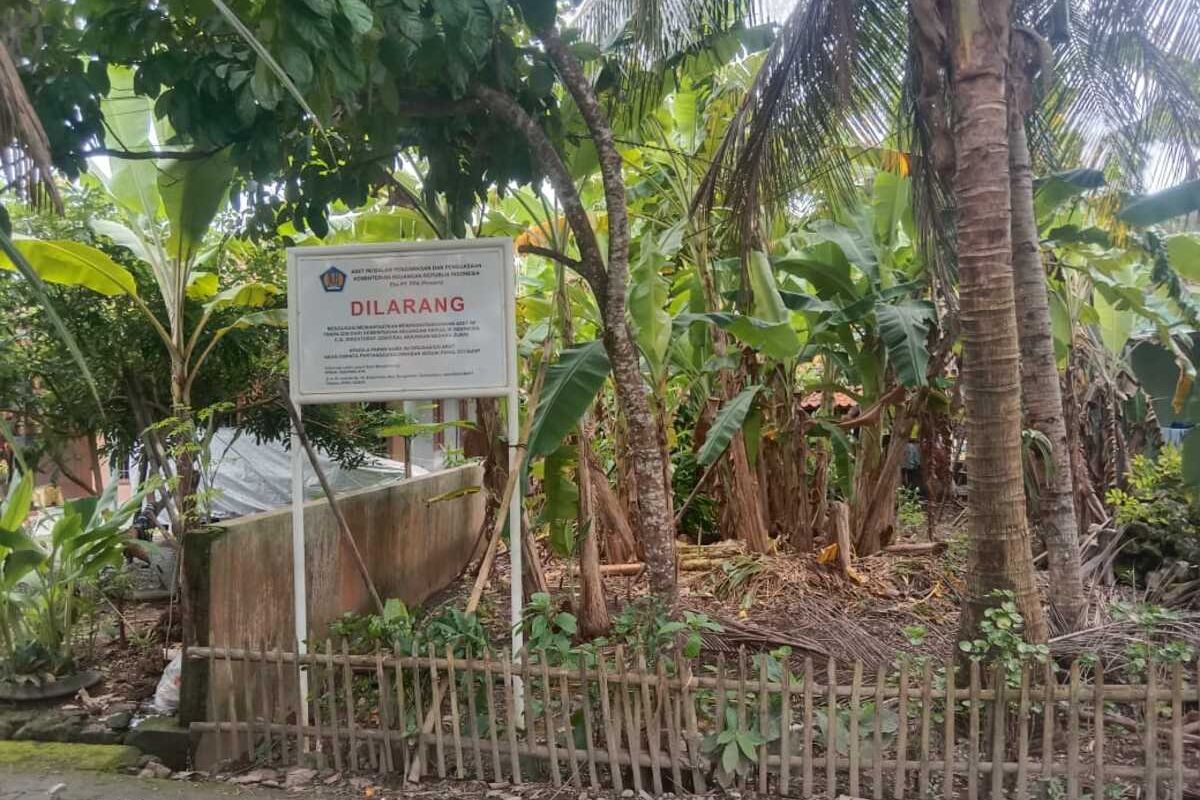 Tanah di Dusun Pasar, Desa Ciganjeng, Kecamatan Padaherang, Kabupaten Pangandaran, dipasangi plang oleh petugas KPKNL Tasikmalaya.