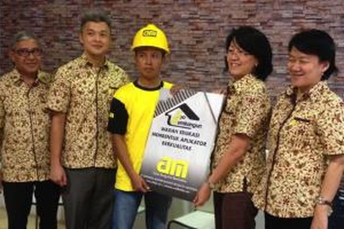 Dari kiri ke kanan, Technical Advisor Matheus I Manuputty, Direktur PT Adiwisesa Mandiri Building Products Indonesia (AM) Albertus Indra Sasmitra, Direktur Utama AM Susy Damayanti dan National Sales and Marketing Manager Jenmie Srihartaty dalam acara peluncuran program 