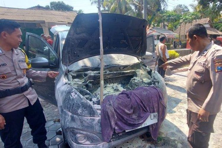 Mobil Suzuki Ertiga usai terbakar di Desa Kesilir, Kecamatan Wuluhan, Kabupaten Jember. 
