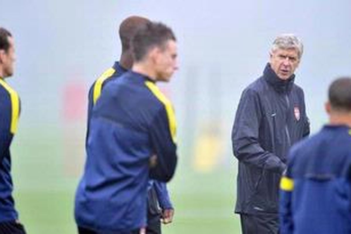 Manajer Arsenal dari Perancis, Arsene Wenger (kedua dari kanan), memimpin sesi latihan tim jelang laga penyisihan Grup B Liga Champions melawan Schalke 04 di pusat latihan Arsenal di London Colney, Selasa (23/10/2012). 