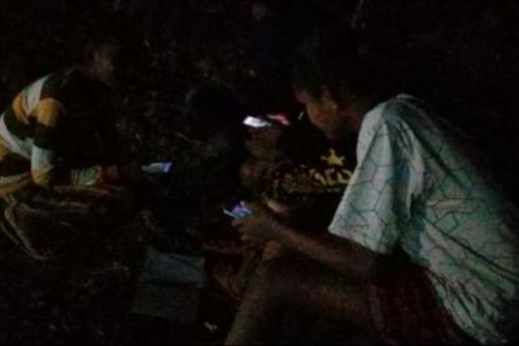 Foto : Saat siswa-siswi di Desa Wailamun, Kecamatan Talibura, Kabupaten Sikka, NTT, mencari jaringan internet di Bukit Loronawaan.