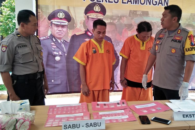Kapolres Lamongan AKBP Feby DP Hutagalung (kanan), saat menanyai kedua tersangka di Mapolres Lamongan, Selasa (16/4/2019).