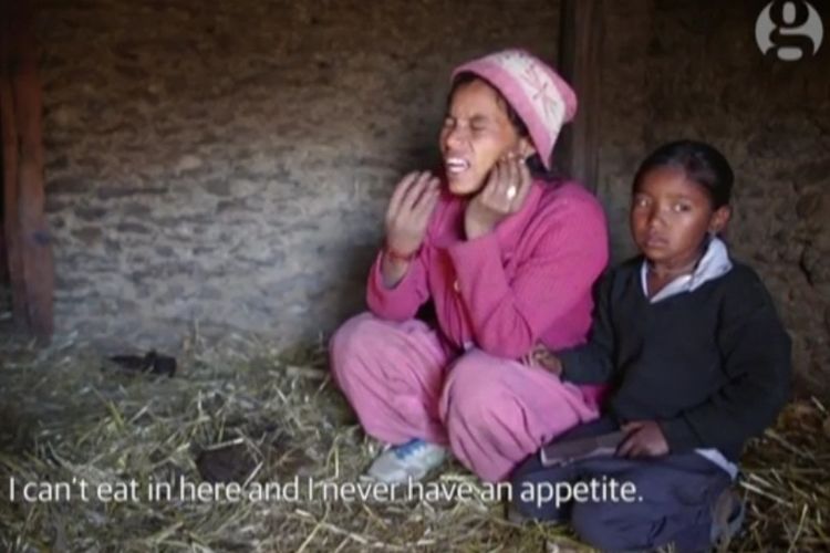 Perempuan di Nepal menceritakan pengalaman tentang tradisi tinggal di lumbung selama periode menstruasi. (The Guardian)