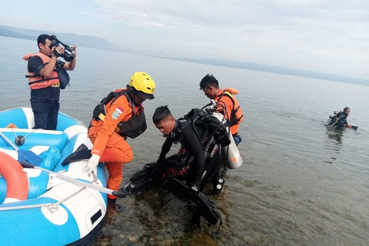 Foto: Tim SAR Danau Toba mengevakuasi korban dari perairan pantai Pakkodian Danau Toba, Desa Lintong Nihuta, Kabupaten Toba, Senin (21/2/2022) | Dok: Tim SAR Danau Toba
