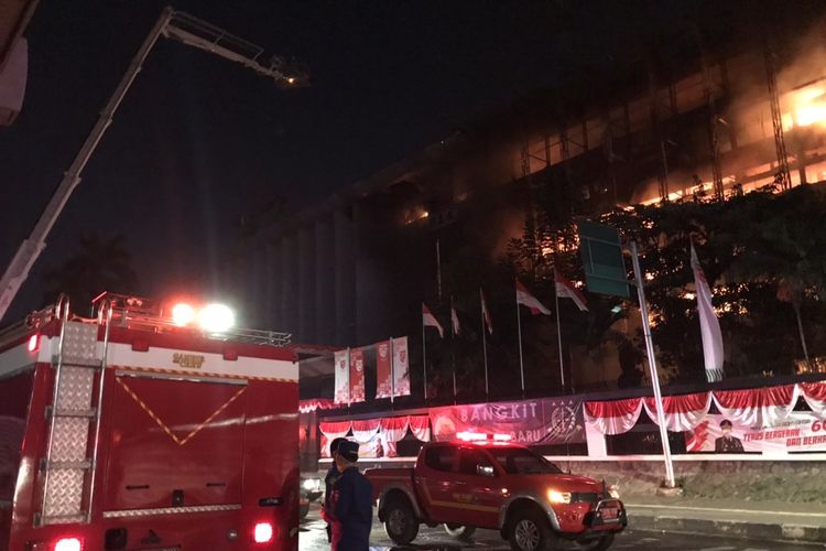Dua jam terbakar, api yang membakar Gedung Kejaksaan Agung, Kebayoran Baru, Jakarta masih berkobar hingga pukul 21.15 WIB. 