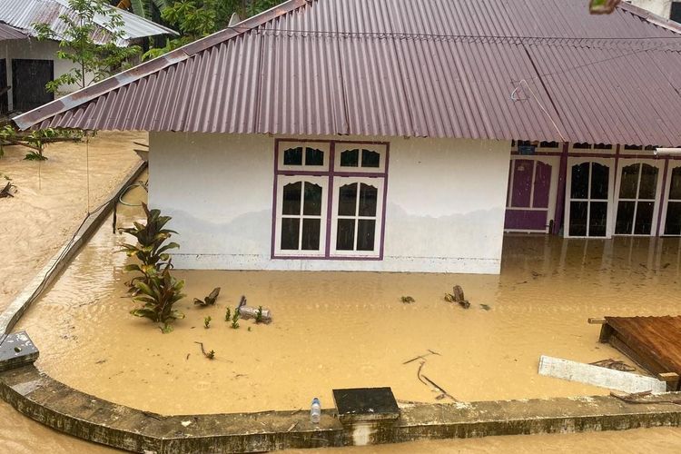 Banjir merendam puluhan rumah warga di Desa kaitetu, Kecamatan Leihitu, Kabupaten Maluku Tengah, Senin (11/7/2022)
