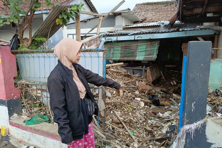 Kustini (40) warga Kampung Lamajang Peuntas, Desa Citeureup, Kecamatan Dayeuhkolot, Kabupaten Bandung, Jawa Barat, saat menunjukkan posisi motor miliknya yang hilang akibat diterjang banjir bandang pada Kamis lalu