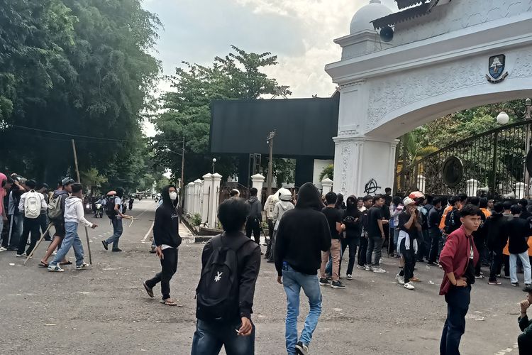 Sejumlah pelajar tampak membawa kayu saat melakukan demonstrasi di depan gedung DPRD Provinsi Jambi, Senin (1/9/2025).