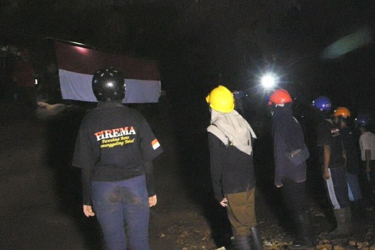 Suasana Upacara Bendera di dalam Goa Jlamprong, Gunungkidul Senin (17/8/2020)