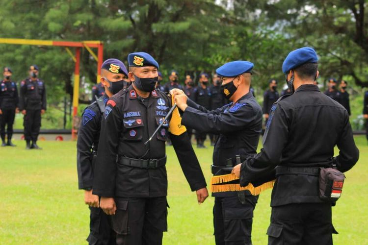 Komandan Satuan Brimob Polda Maluku, Kombes Pol M. Guntur saat melepas 100 personel Brimob Polda Maluku ke Jakarta, Pelepasan personel brimob ini berlangsung di markas brimob Polda Maluku, Kamis (17/12/2020)