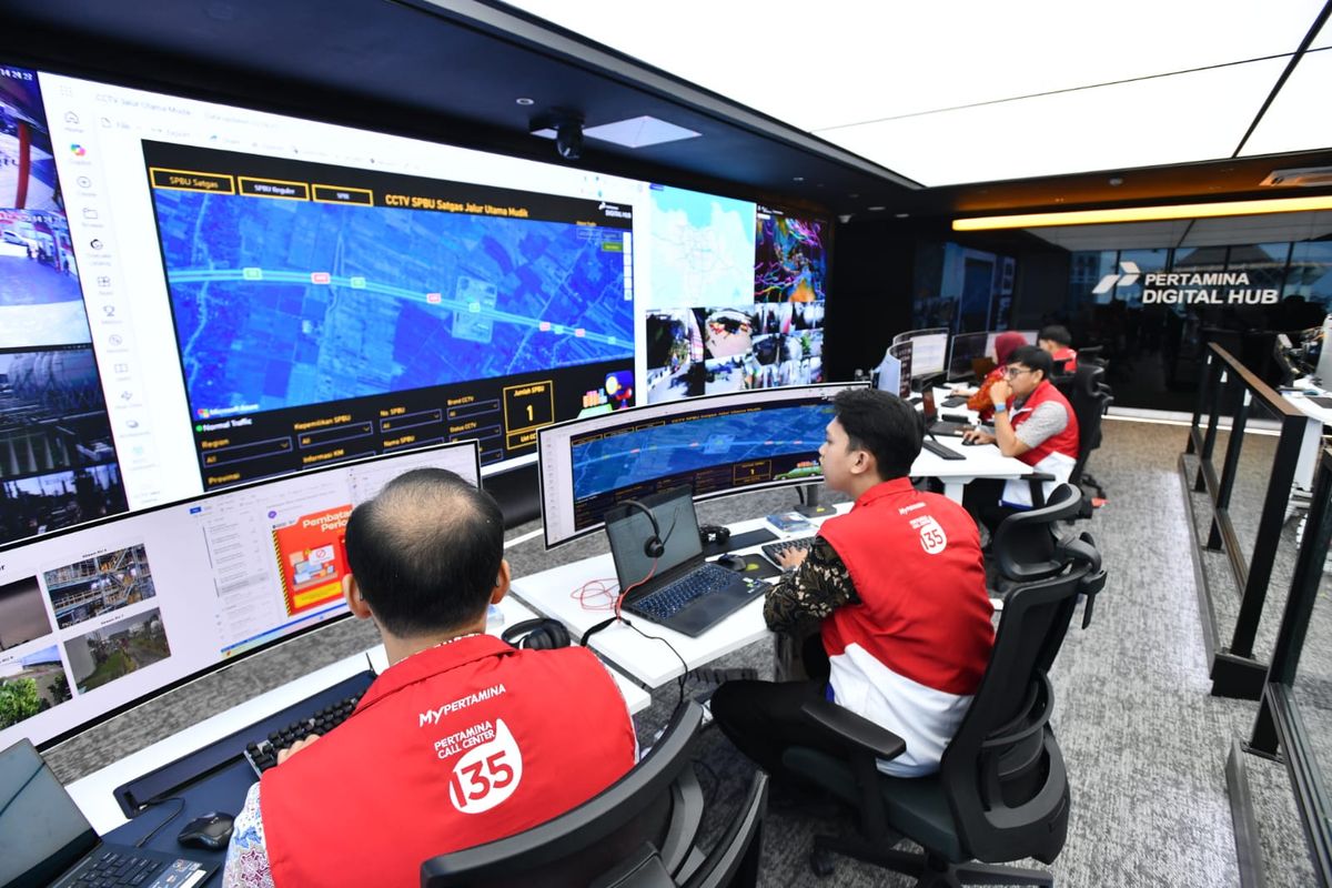 Para Pekerja Pertamina sedang melakukan monitoring pasokan BBM dan LPG melalui satu dashboard terpadu di Pertamina Digital Hub.