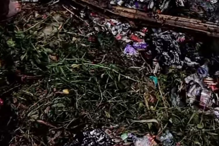 Ratusan batang rokok yang ditemukan dari dalam bus dikeluarkan oleh petugas saat proses pemadaman api, Minggu (1/6/2025). 