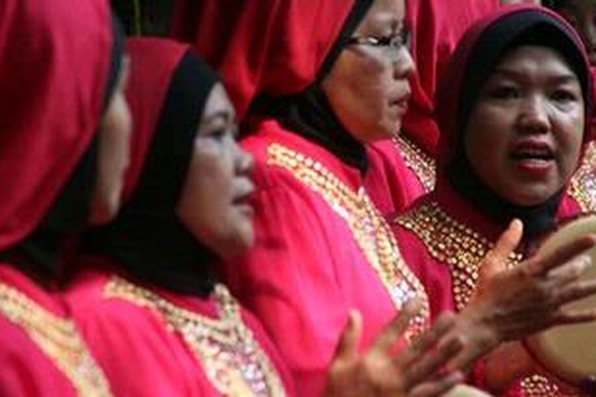 Qosidah menyambut kedatangan Cagub (Calon Gubernur) DKI Jakarta, Jokowi di kediaman Megawati Soekarnoputri, Kebagusan, Jakarta Selatan, Rabu (11/7/2012). Jokowi datang untuk menemani Megawati yang akan melakukan pencoblosan Pilkada (Pemilihan Kepala Daerah) DKI Jakarta di TPS 031 Kebagusan