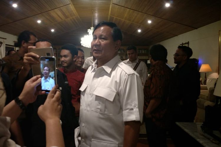 Prabowo Subianto saat berbincang dengan wartawan di Hambalang, Jawa Barat, Rabu (6/2/2019).