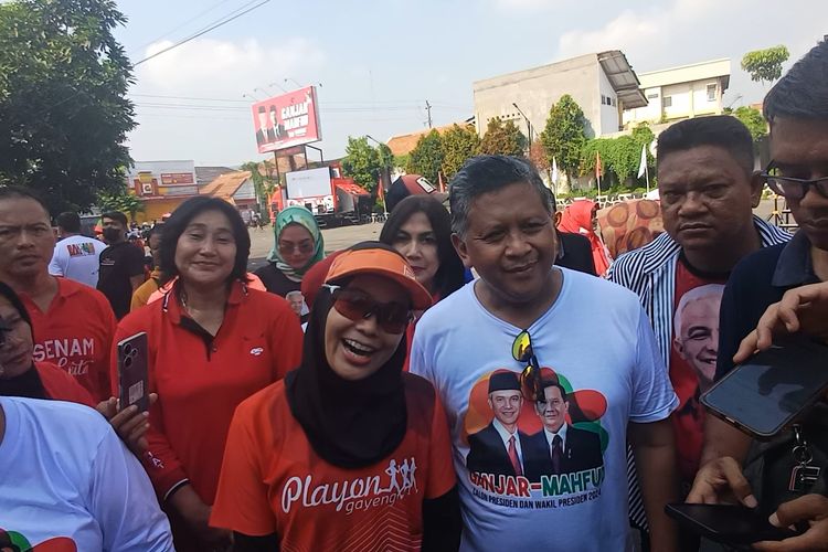 Istri calon presiden (Capres) nomor urut 3 Ganjar Pranowo, Siti Atikoh Supriyanti saat ditemui usai senam di DPD PDI-P Jawa Tengah, Semarang menyebut kesejahteraan bukan hanya soal persoalan pemenuhan kebutuhan fisik, Minggu (17/12/2023).