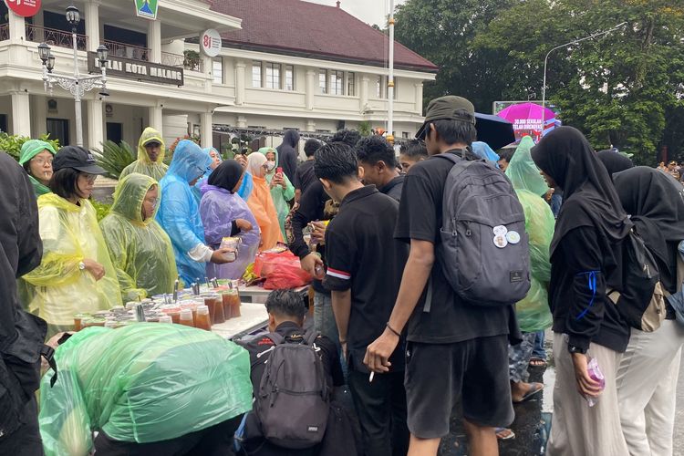 Emak-emak Dukung Massa Aksi di Malang: Bagikan Jas Hujan, Makanan, dan Minuman
