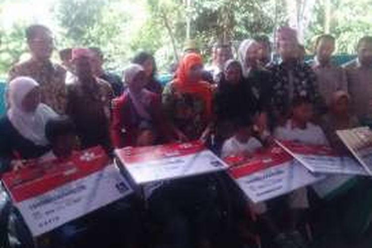 Menteri Sosial Khofifah Indar Parawansa Meluncurkan Kartu Program Keluarga Harapan Khusus Masyarakat Penyandang Disabilitas di Kelurahan Baratan, Kecamatan Patrang, Kabupaten Jember, Jawa Timur, Sabtu (3/12/2016).