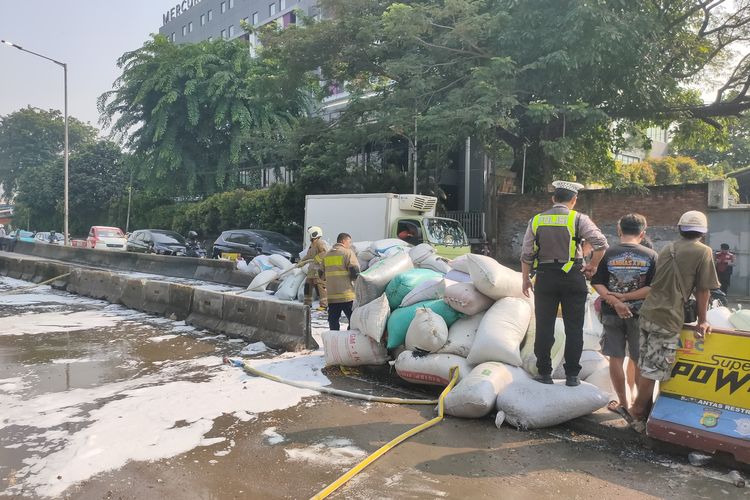 Truk Terguling di Flyover Pesing Jakbar Telah Dievakuasi, Kemacetan Terurai
