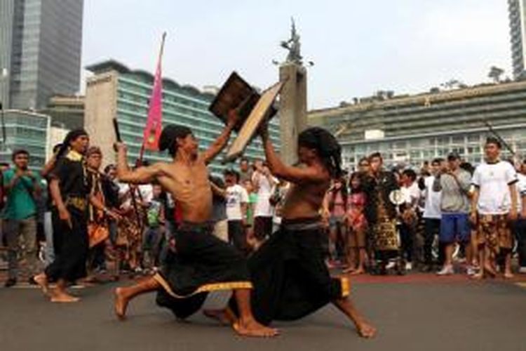Parade Budaya Lombok Sumabawa 2013 di Jalan MH Thamrin, Jakarta Pusat, Minggu (16/6/2013). Parade budaya yang diikuti kabupaten-kabupaten di Nusa Tenggara Barat ini merupakan salah satu promosi wisata untuk mengajak wisatawan mengunjungi NTB.
