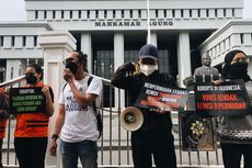 Protes Pasal Pengetatan Remisi Koruptor Dicabut, ICW Gelar Aksi Teatrikal di Depan MA