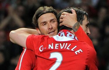 David Beckham memeluk Gary Neville pada laga testimoni menghadapi Juventus di Stadion Old Trafford, 24 Mei 2011.