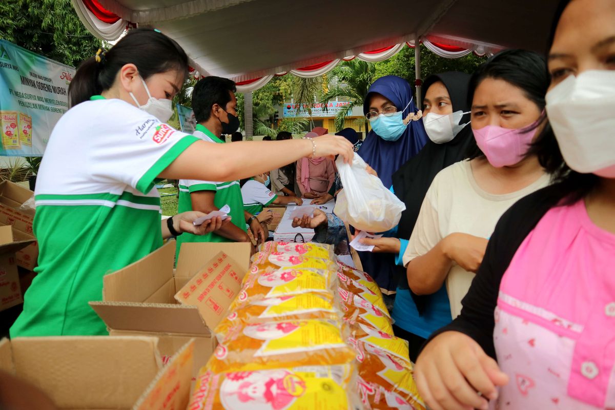 Warga antre membeli minyak goreng murah saat operasi pasar di Jombang, Jawa Timur, Sabtu (12/2/2022). Pemprov Jawa Timur menggelar operasi pasar minyak goreng dengan menjual minyak goreng Rp 12.500 per liter di berbagai titik di daerah untuk meringankan konsumen kalangan menengah bawah serta pedagang kaki lima.