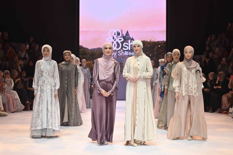 Koleksi baju Lebaran dari Shi by Shireen yang ditampilkan dalam ajang Plaza Indonesia Fashion Week (PIFW) 2024 di Mal Plaza Indonesia, Jakarta, Minggu (3/3/2024).