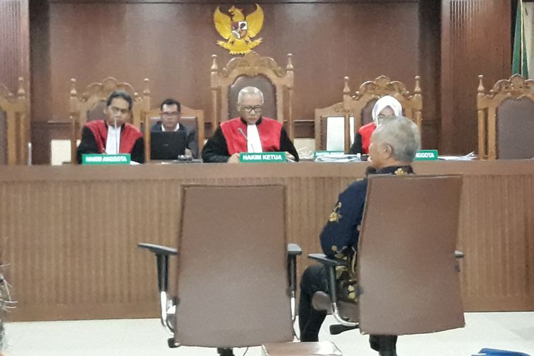 Mantan Direktur Jenderal Perhubungan Laut, Antonius Tonny Budiono menjalani sidang pemeriksaan terdakwa di Pengadilan Tindak Pidana Korupsi Jakarta, Rabu (4/4/2018). 