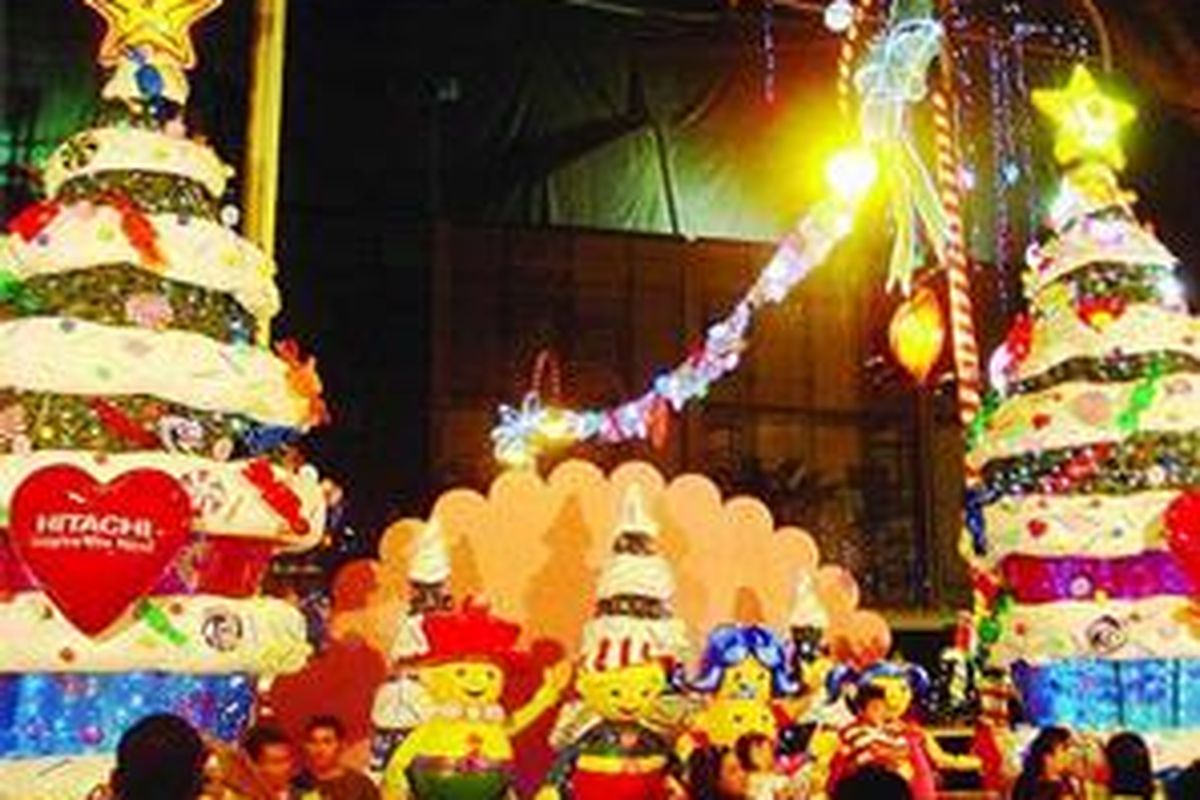 Pusat perbelanjaan dan hotel- hotel ternama di Singapura, yakni Orchad Road, kini berbalut dekorasi natal dengan aneka cahaya, Minggu (16/11). 