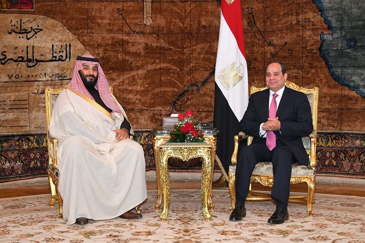 Presiden Mesir Abdel Fattah El-Sisi (kanan) dan Putra Mahkota Arab Saudi Mohammed bin Salman di Kairo, Mesir, Minggu (4/3/2018). (Kepresidenan Mesir via AFP)