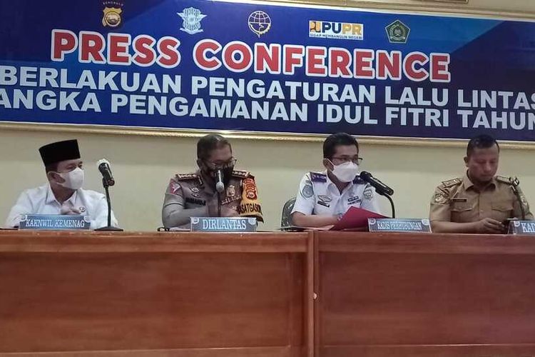 Kepala Dinas PUPR Provinsi Bengkulu, Tejo Suroso, menyebutkan terdapat tiga titik rawan longsor yang harus diwaspadai pemudik saat melintasi jalur mudik di daerah itu.