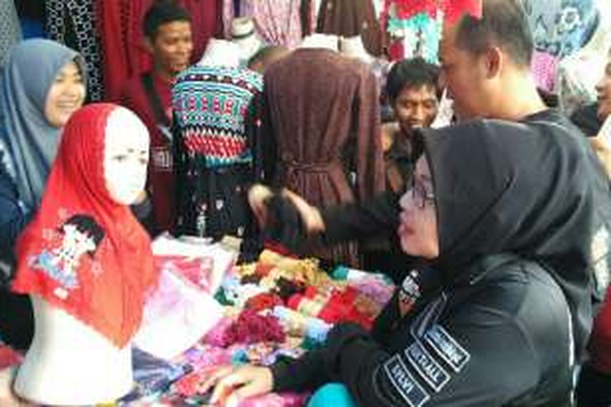 Calon wakil gubernur DKI Jakarta Sylviana Murni membeli kerudung untuk cucunya di Pasar Tanah Abang Blok F, Jakarta Pusat, Jumat (18/11/2016).