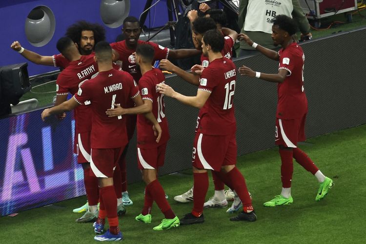Akram Afif merayakan gol bersama rekan-rekannya dalam pertandingan Yordania vs Qatar pada final Piala Asia 2023 di Stadion Lusail, Qatar, Sabtu (10/2/2024) malam WIB. (Photo by KARIM JAAFAR / AFP)