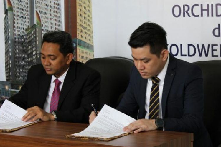 Direktur Utama Orchid Realty, Mujahid (kiri), dan Jemmy Handrianus, Presiden Direktur Coldwell Banker Property Connections Residential, menandatangani kontrak kerjasama di Jakarta, Rabu (12/4/2017).