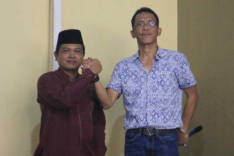 Pasangan Endang - Asep Kuncir atau Enak mendeklarasikan diri maju pada Pilkada Karawang 2020 di Kampung Anjun, Kelurahan Karawang Kulon, Kecamatan Karawang Barat, Kabupaten Karawang, Rabu (25/12/2019).