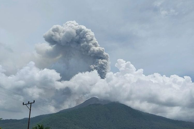 Gunung Lewotobi laki-laki mengalami erupsi dan menyemburkan asap tebal pada Sabtu (13/1/2024).