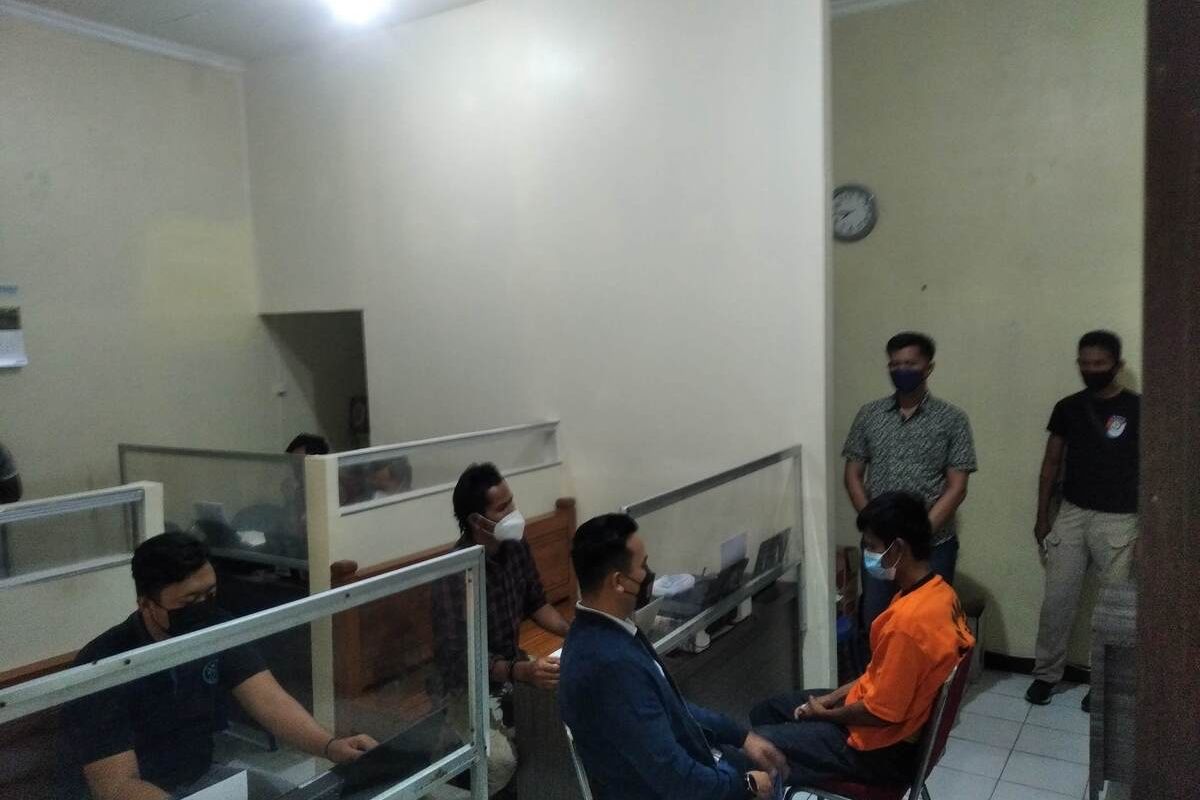 Polisi mengintrogasi MYS (memakai baju tahanan), Minggu (6/2/2022) siang.